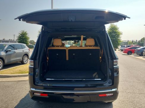 Used 2022 Jeep Grand Wagoneer Series III AWD/4WD image 17