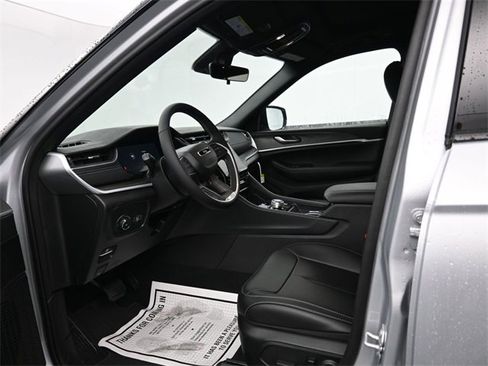 New 2025 Jeep Grand Cherokee Limited image 11