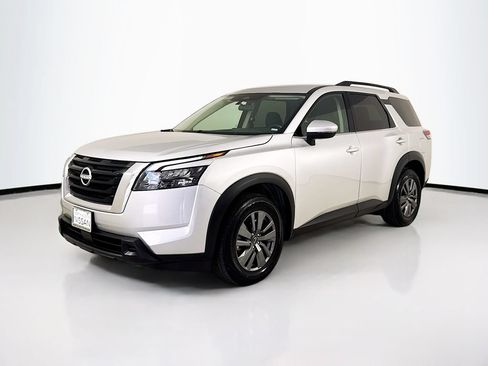 Used 2025 Nissan Pathfinder SV FWD image 3