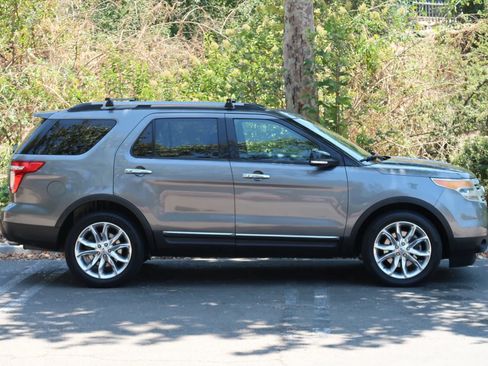 Used 2013 Ford Explorer XLT AWD/4WD image 7