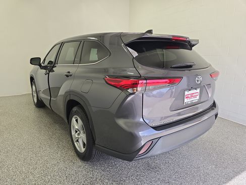 Used 2023 Toyota Highlander LE FWD image 6