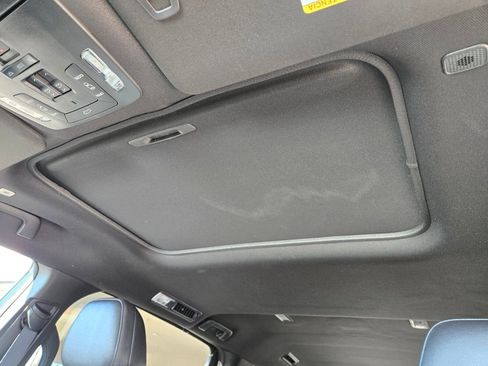 Used 2025 Toyota Sienna Limited image 12