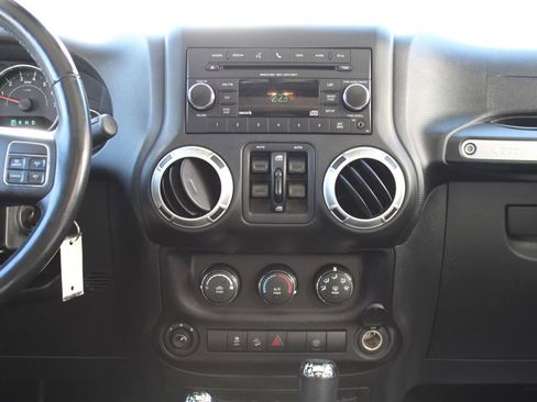 Used 2018 Jeep Wrangler Unlimited Sahara w/ Connectivity Group image 28