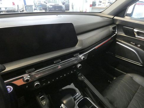 Used 2024 Kia Telluride AWD image 11