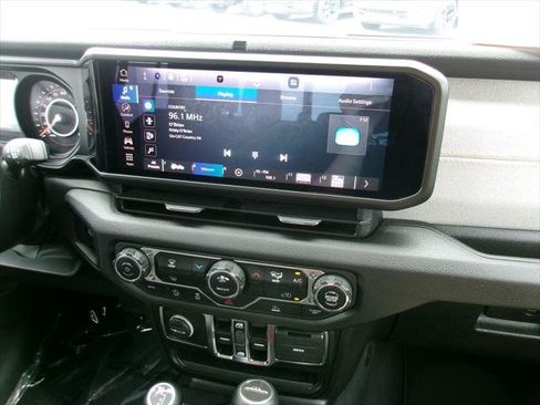 Certified 2025 Jeep Gladiator Sport AWD/4WD image 14