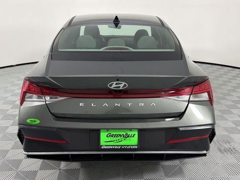 Used 2025 Hyundai Elantra SEL FWD image 10