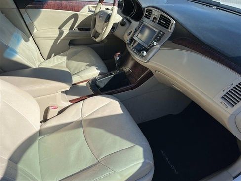 Used 2011 Toyota Avalon Limited image 22