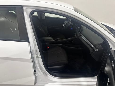 Used 2025 Hyundai Elantra SE image 22