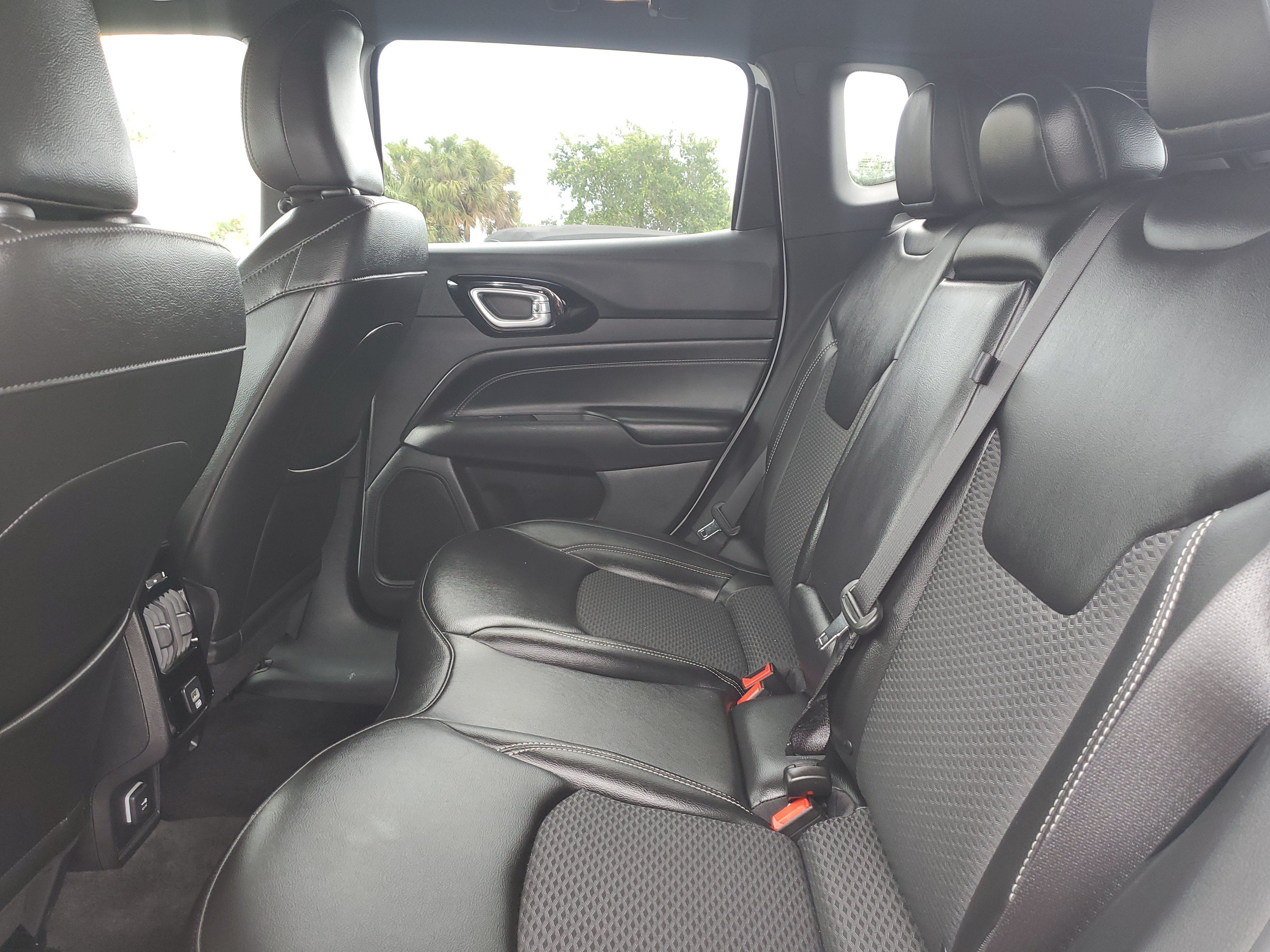 Used 2023 Jeep Compass Latitude AWD/4WD image 8