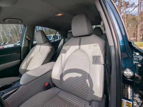 Used 2020 Toyota Camry SE image 3