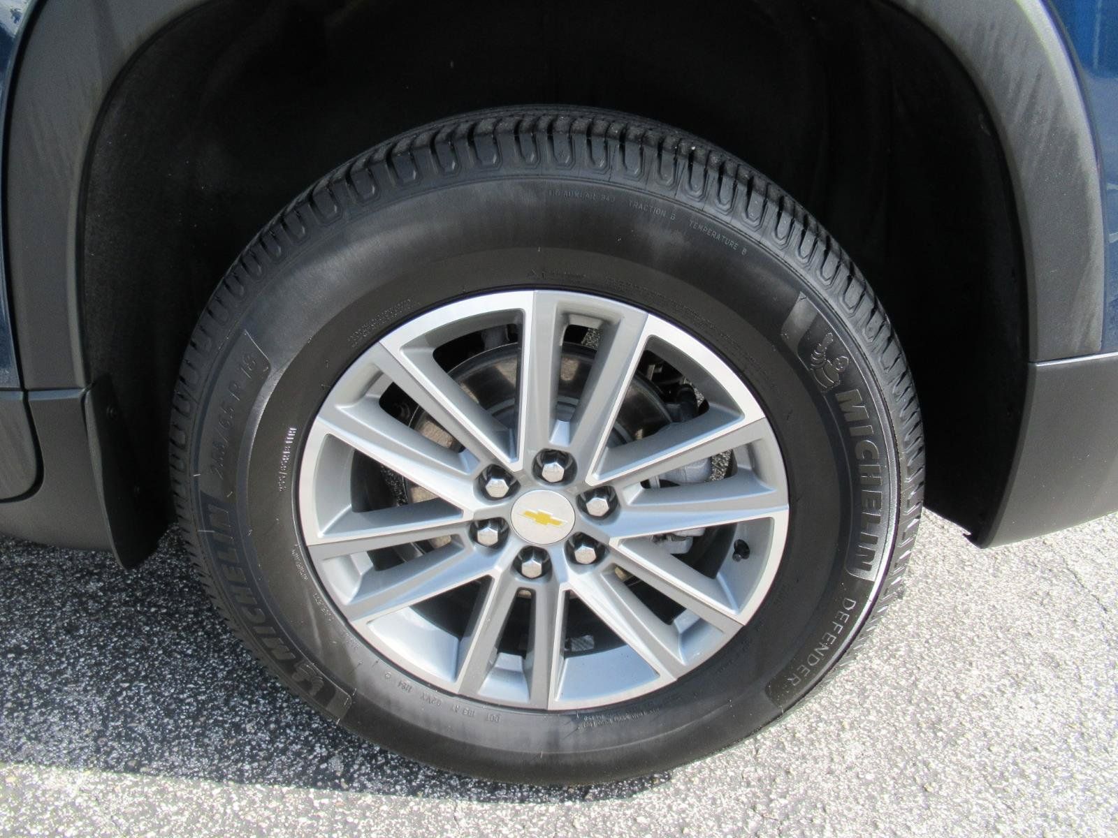 Used 2022 Chevrolet Traverse LT FWD image 9