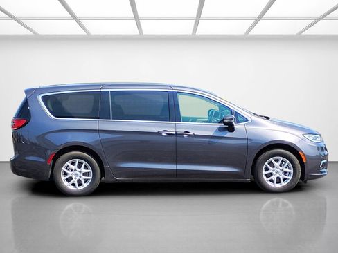 Used 2023 Chrysler Pacifica Touring-L FWD image 6