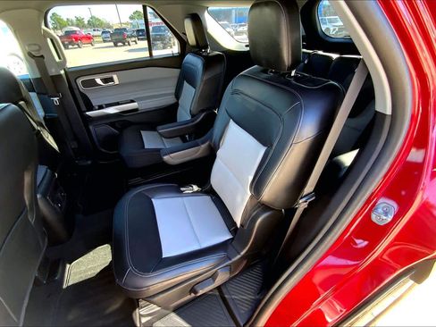 Used 2022 Ford Explorer XLT w/ Equipment Group 202A image 19