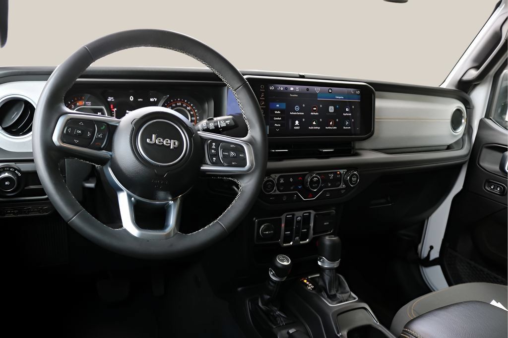 Used 2025 Jeep Wrangler Unlimited Sahara AWD/4WD image 13