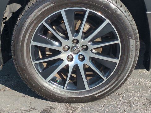 Used 2018 Toyota Highlander SE image 28