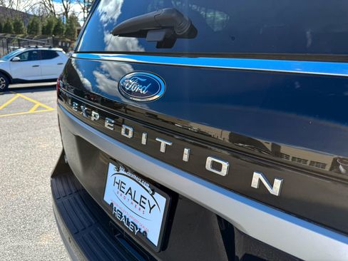 Used 2024 Ford Expedition Max XLT image 7