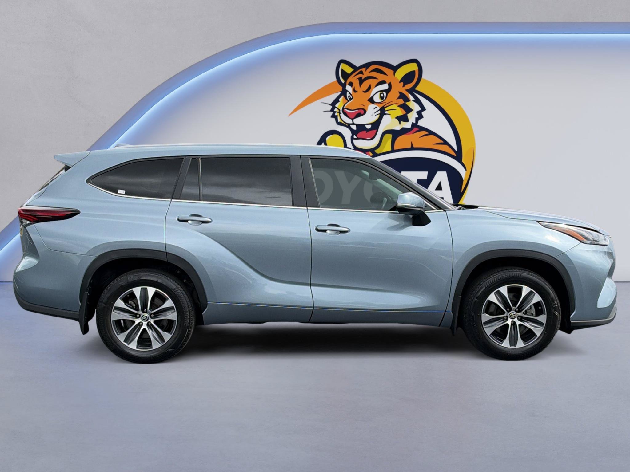 Used 2024 Toyota Highlander XLE FWD image 4