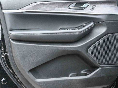 New 2025 Jeep Grand Cherokee Limited image 17