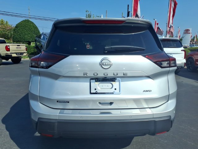 Used 2025 Nissan Rogue SV AWD/4WD image 2