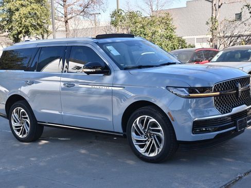 New 2025 Lincoln Navigator Reserve image 4