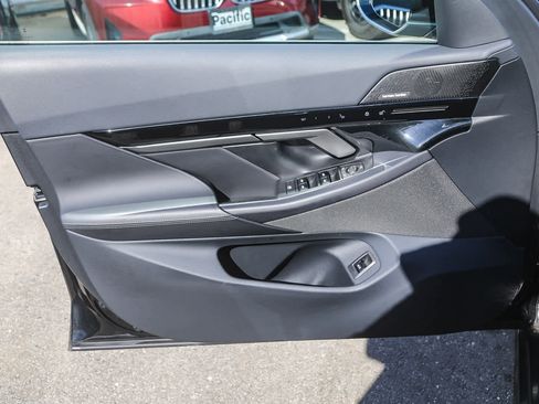 Certified 2025 BMW 530i image 17