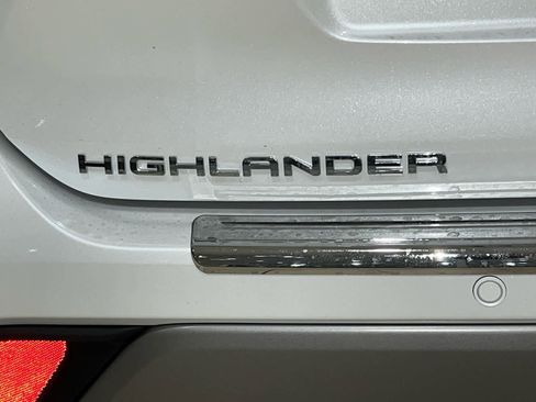 New 2026 Toyota Highlander Platinum image 9
