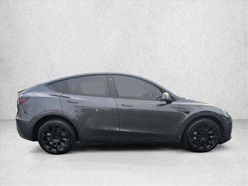 Used 2022 Tesla Model Y Long Range image 4