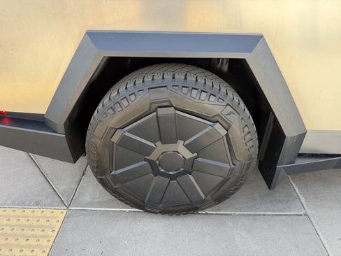 Used 2024 Tesla Cybertruck AWD Crew Cab image 15
