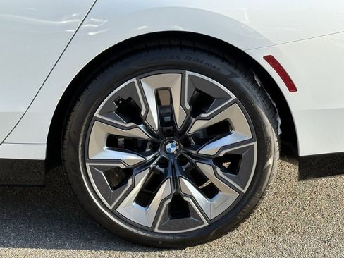 New 2025 BMW 760i xDrive w/ Premium Package image 17