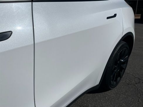 Used 2022 Tesla Model Y Long Range AWD/4WD image 28