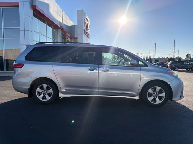 Used 2020 Toyota Sienna LE w/ LE Preferred Package FWD image 8