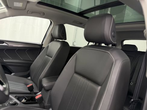 Used 2022 Volkswagen Tiguan SE w/ Panoramic Sunroof Package image 16