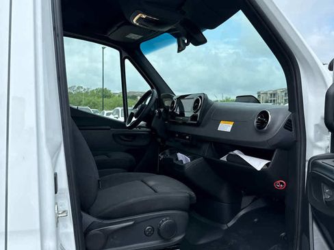 Used 2025 Mercedes-Benz Sprinter 2500 image 18
