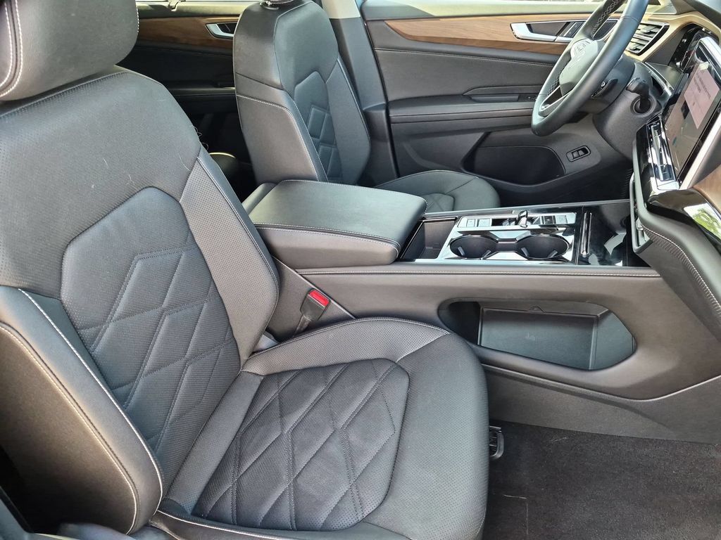 Used 2025 Volkswagen Atlas SE FWD image 32