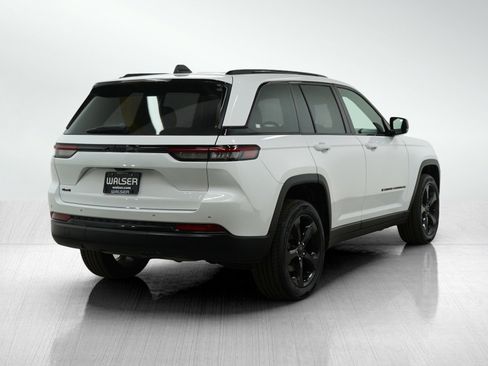 Used 2023 Jeep Grand Cherokee Altitude image 5