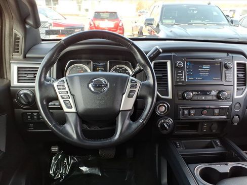Used 2018 Nissan Titan SV w/ SV Convenience Package image 15
