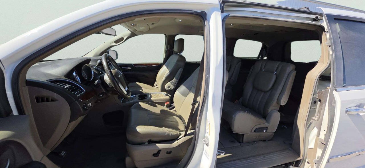Used 2012 Chrysler Town & Country Touring-L w/ Entertainment Group #2 FWD image 8