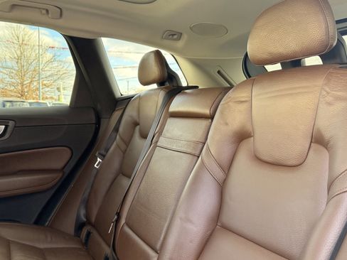 Used 2019 Volvo XC60 T5 Momentum w/ Multimedia Package image 14
