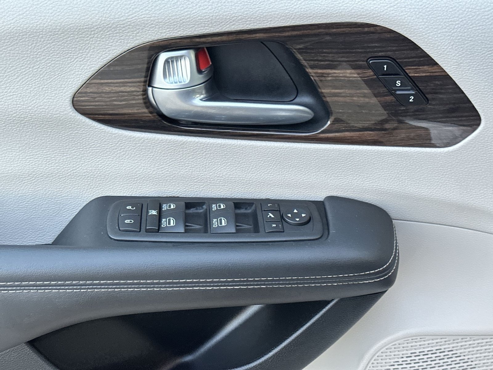 Used 2024 Chrysler Pacifica Limited FWD image 16