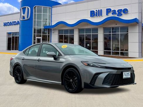 Used 2025 Toyota Camry SE FWD image 1