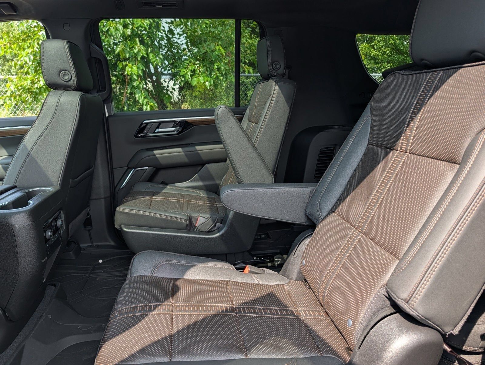 New 2026 Chevrolet Suburban High Country w/ Sun And Tow Package AWD/4WD image 28