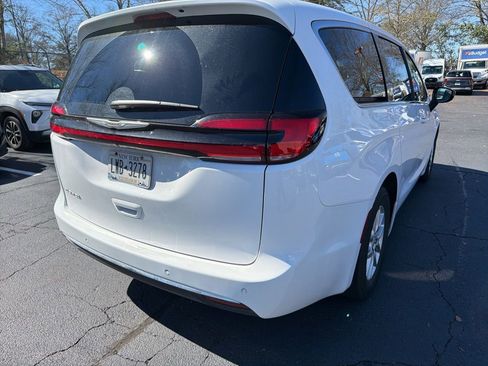 Used 2025 Chrysler Pacifica Select image 5