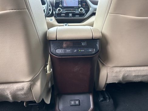 Certified 2020 Toyota Highlander XLE image 32