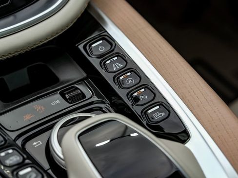 Used 2021 Aston Martin DBX AWD/4WD image 28
