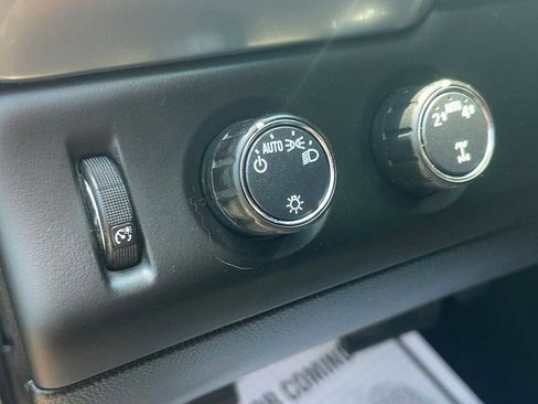 Used 2019 Chevrolet Suburban LT AWD/4WD image 15