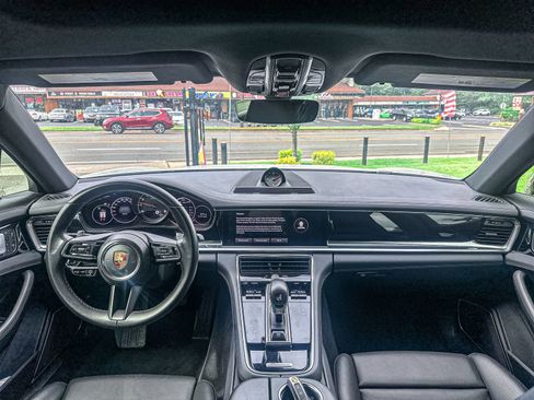Used 2022 Porsche Panamera w/ Premium Package image 18