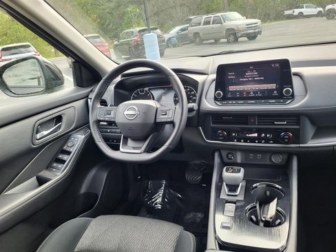 Used 2025 Nissan Rogue SV image 16