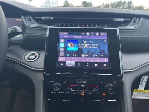 New 2025 Jeep Grand Cherokee Altitude image 18