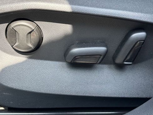 Used 2025 Volkswagen Taos SE image 28