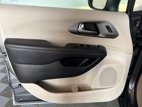 Used 2023 Chrysler Pacifica Touring-L FWD image 11